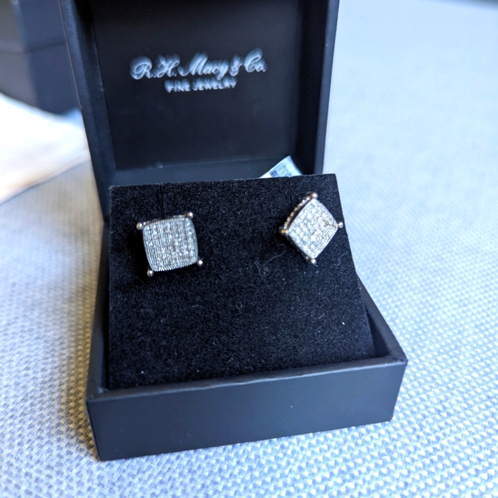 💎✨🎁💝New with tags in box authentic diamond stud earrings
